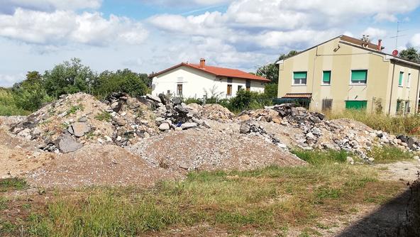 RIFIUTI ILLEGALI A SAN MASSIMO: DOPO UN ANNO SONO ANCORA LÌ