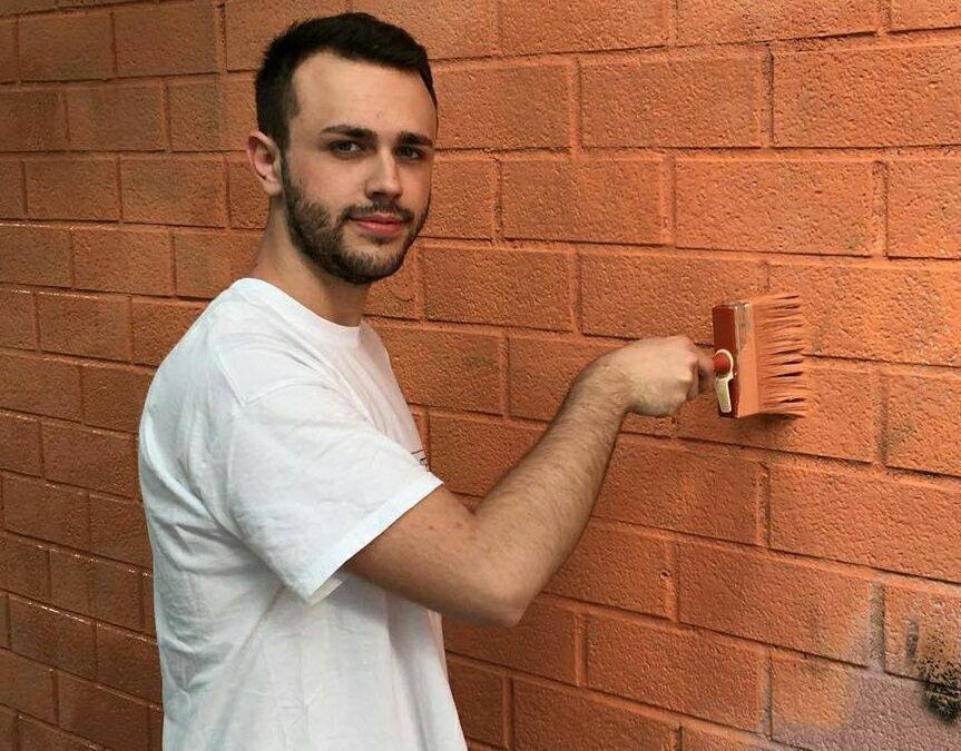 C’È CHI INSULTA E CHI LOTTA PER I QUARTIERI