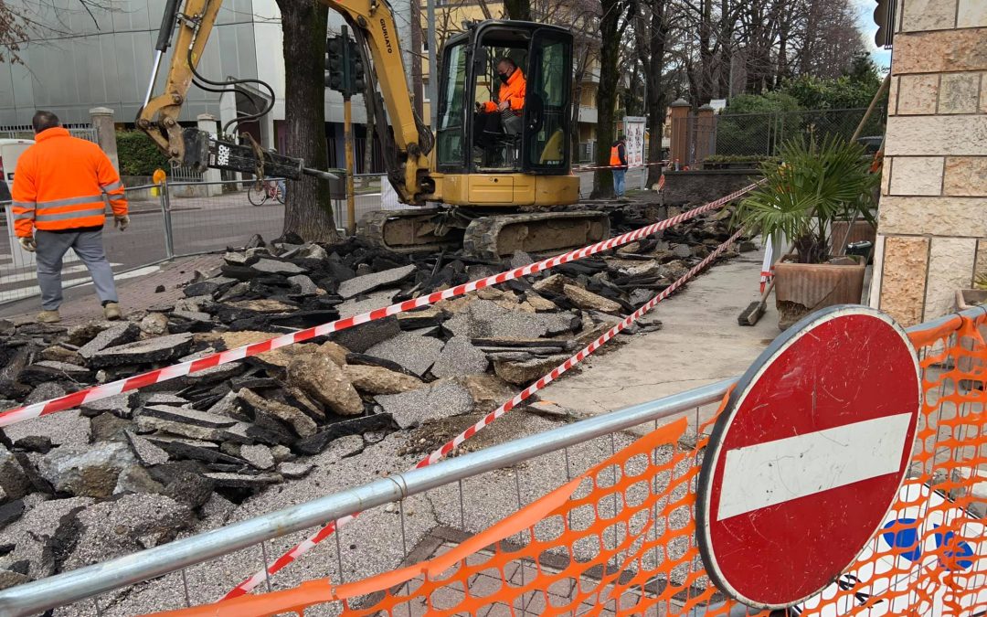 Viale Manzoni e la passerella del Sindaco. Opera in ritardo di 6 anni e presentata dall’opposizione